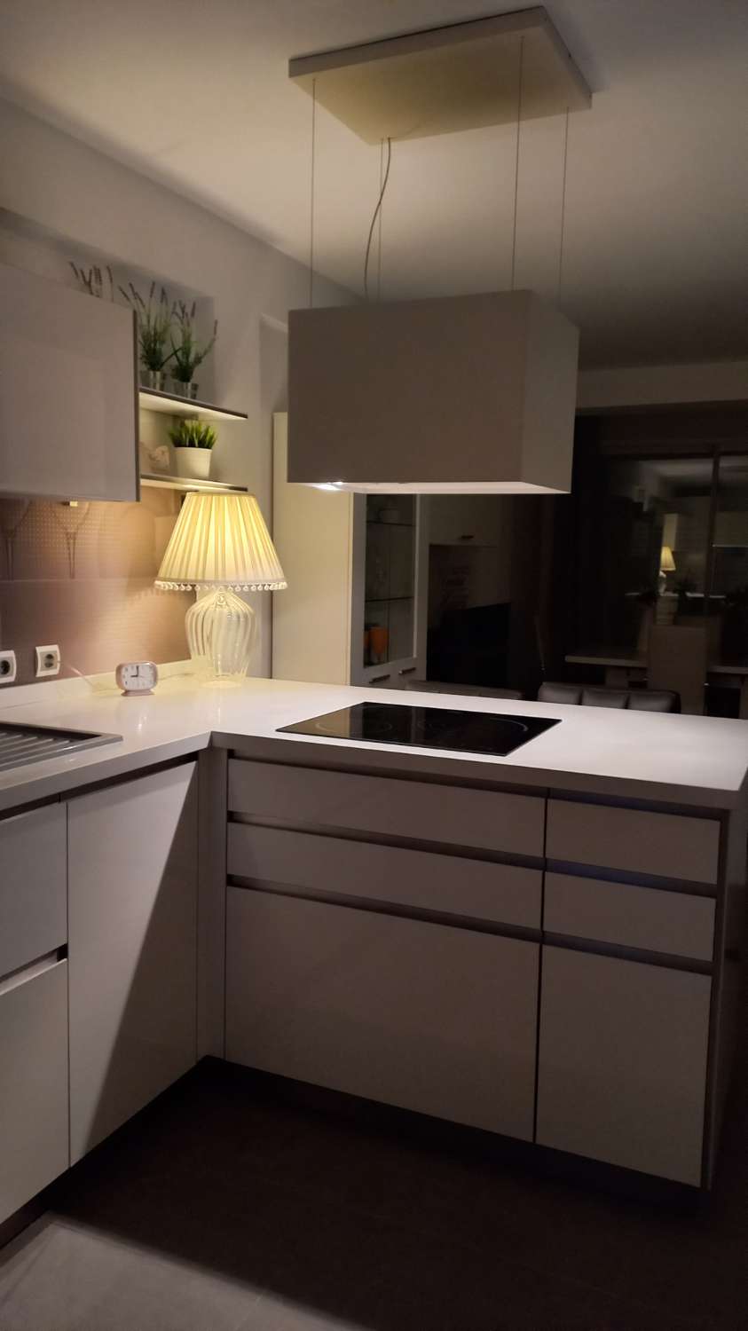 SE ALQUILA DE 1.5.26-23.6.26 BONITO APARTAMENTO CON VISTAS AL MAR EN 1ª LINEA DE PLAYA EN FUENGIROLA