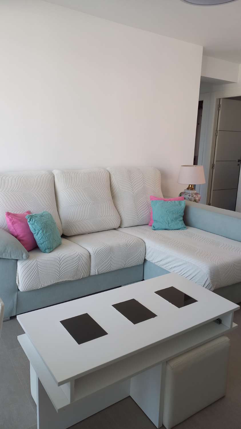 SE ALQUILA DE 1.5.26-23.6.26 BONITO APARTAMENTO CON VISTAS AL MAR EN 1ª LINEA DE PLAYA EN FUENGIROLA