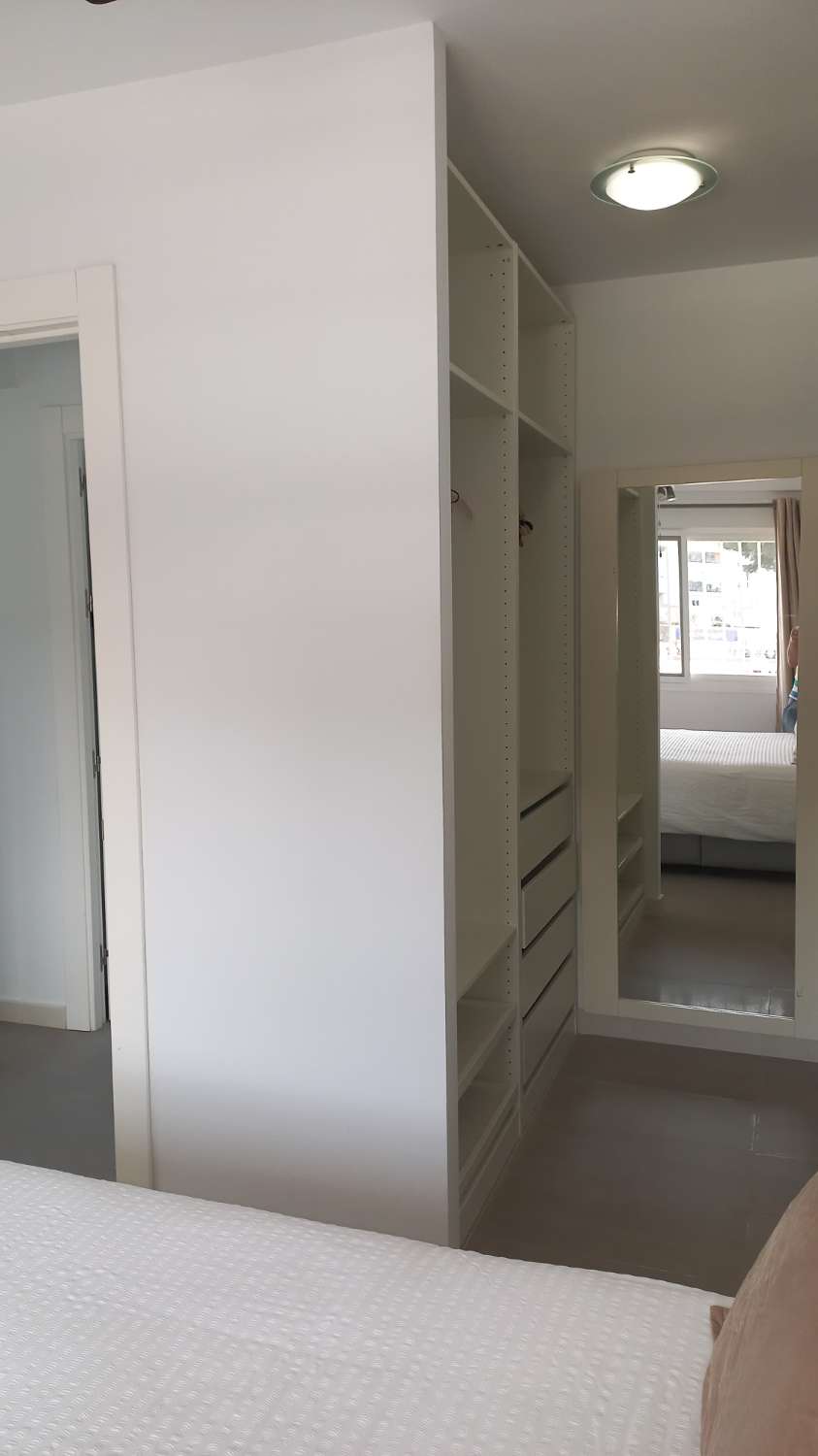 SE ALQUILA DE 1.5.26-23.6.26 BONITO APARTAMENTO CON VISTAS AL MAR EN 1ª LINEA DE PLAYA EN FUENGIROLA