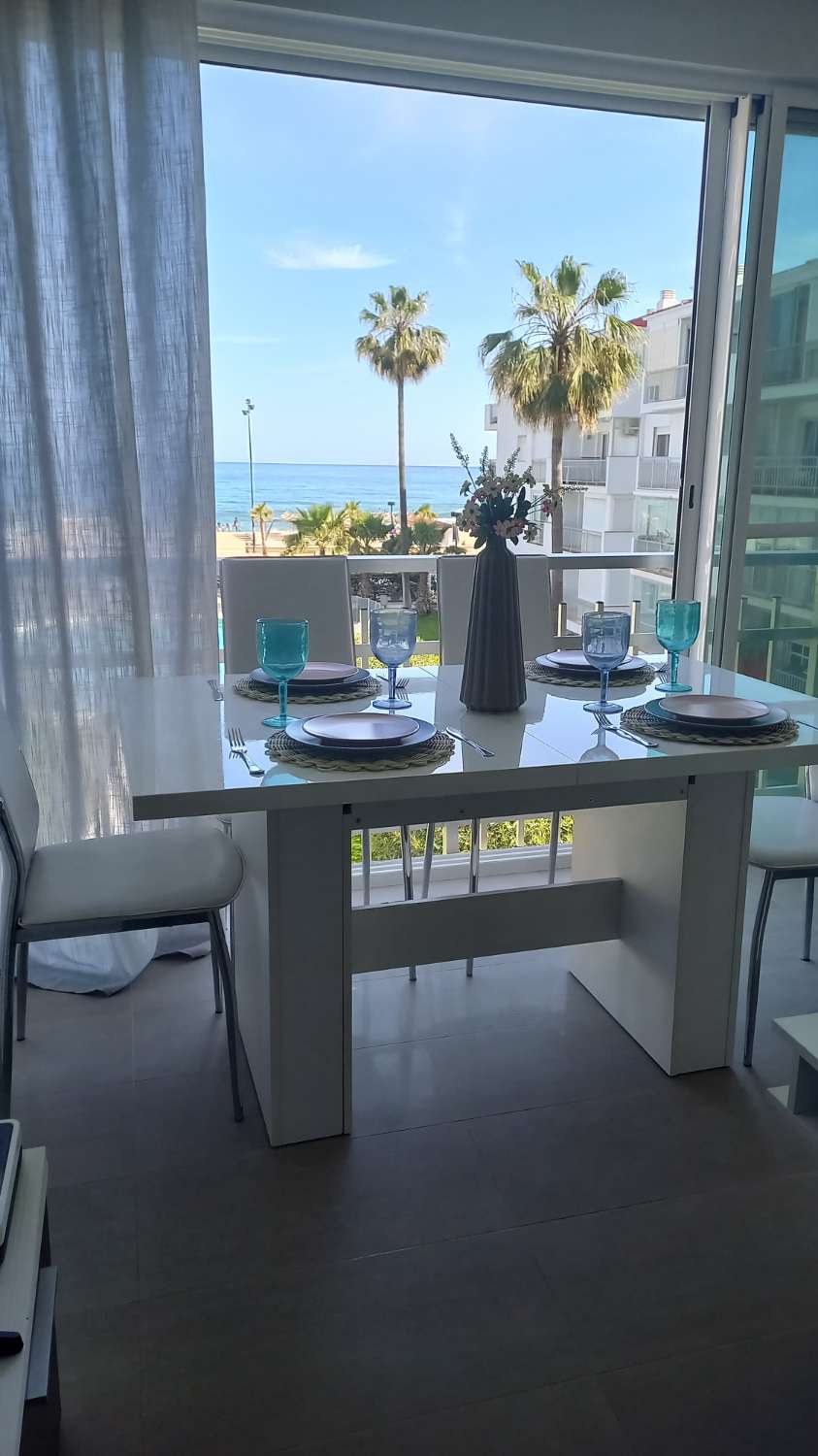 SE ALQUILA DE 1.5.26-23.6.26 BONITO APARTAMENTO CON VISTAS AL MAR EN 1ª LINEA DE PLAYA EN FUENGIROLA