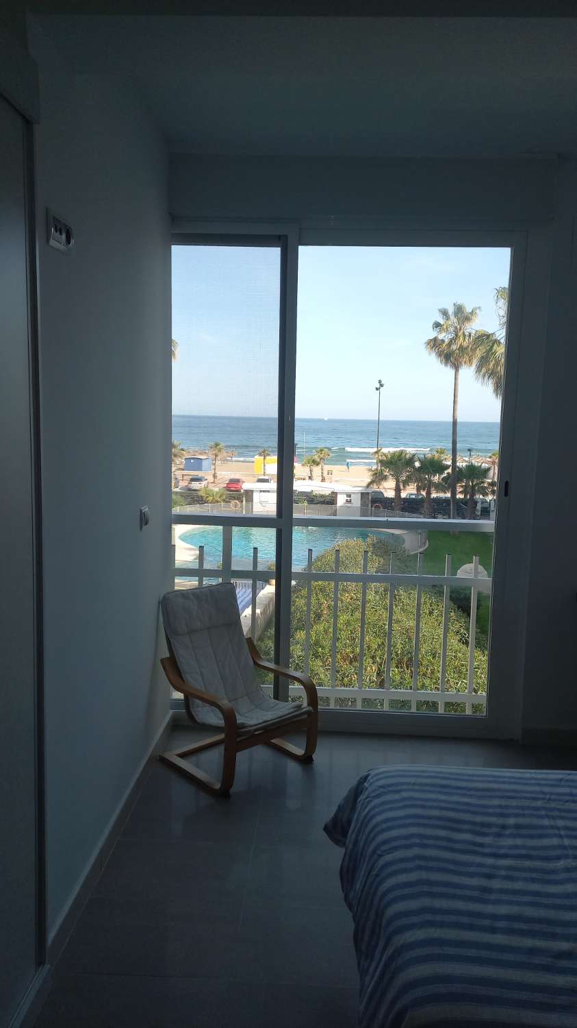 SE ALQUILA DE 1.5.26-23.6.26 BONITO APARTAMENTO CON VISTAS AL MAR EN 1ª LINEA DE PLAYA EN FUENGIROLA