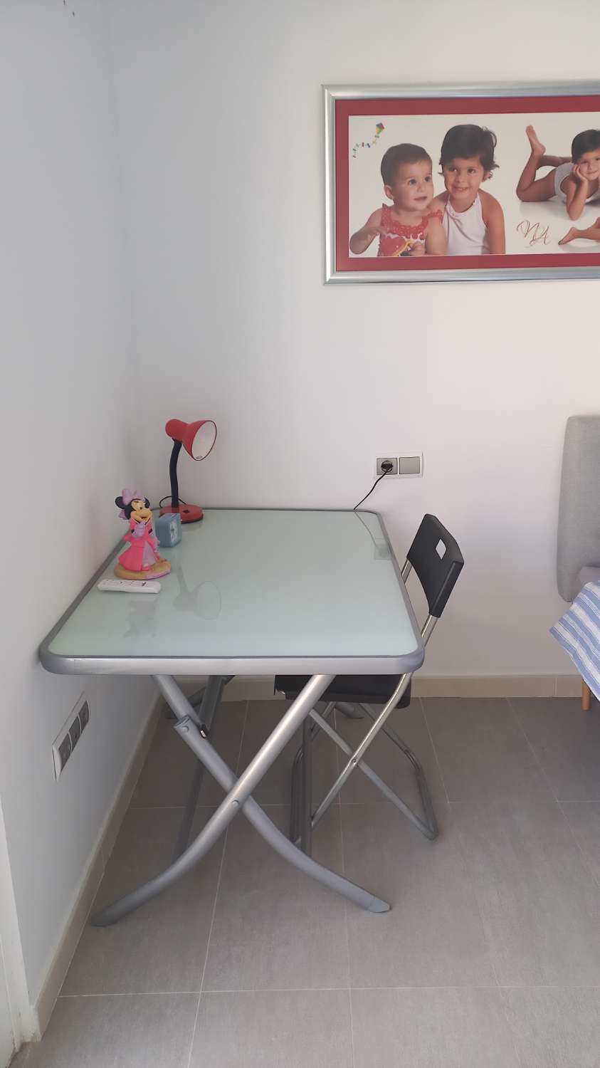 SE ALQUILA DE 1.5.26-23.6.26 BONITO APARTAMENTO CON VISTAS AL MAR EN 1ª LINEA DE PLAYA EN FUENGIROLA