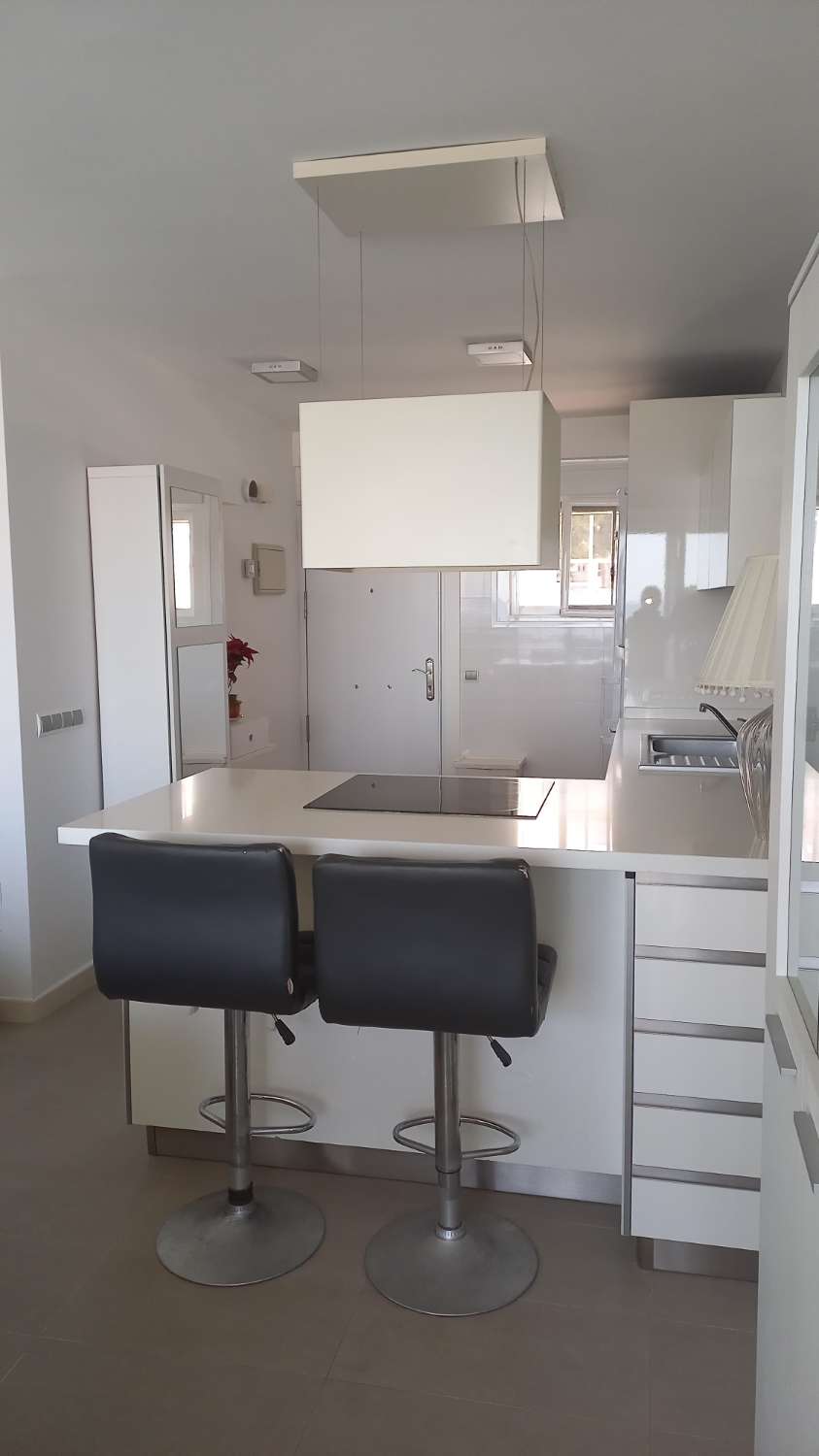 SE ALQUILA DE 1.5.26-23.6.26 BONITO APARTAMENTO CON VISTAS AL MAR EN 1ª LINEA DE PLAYA EN FUENGIROLA