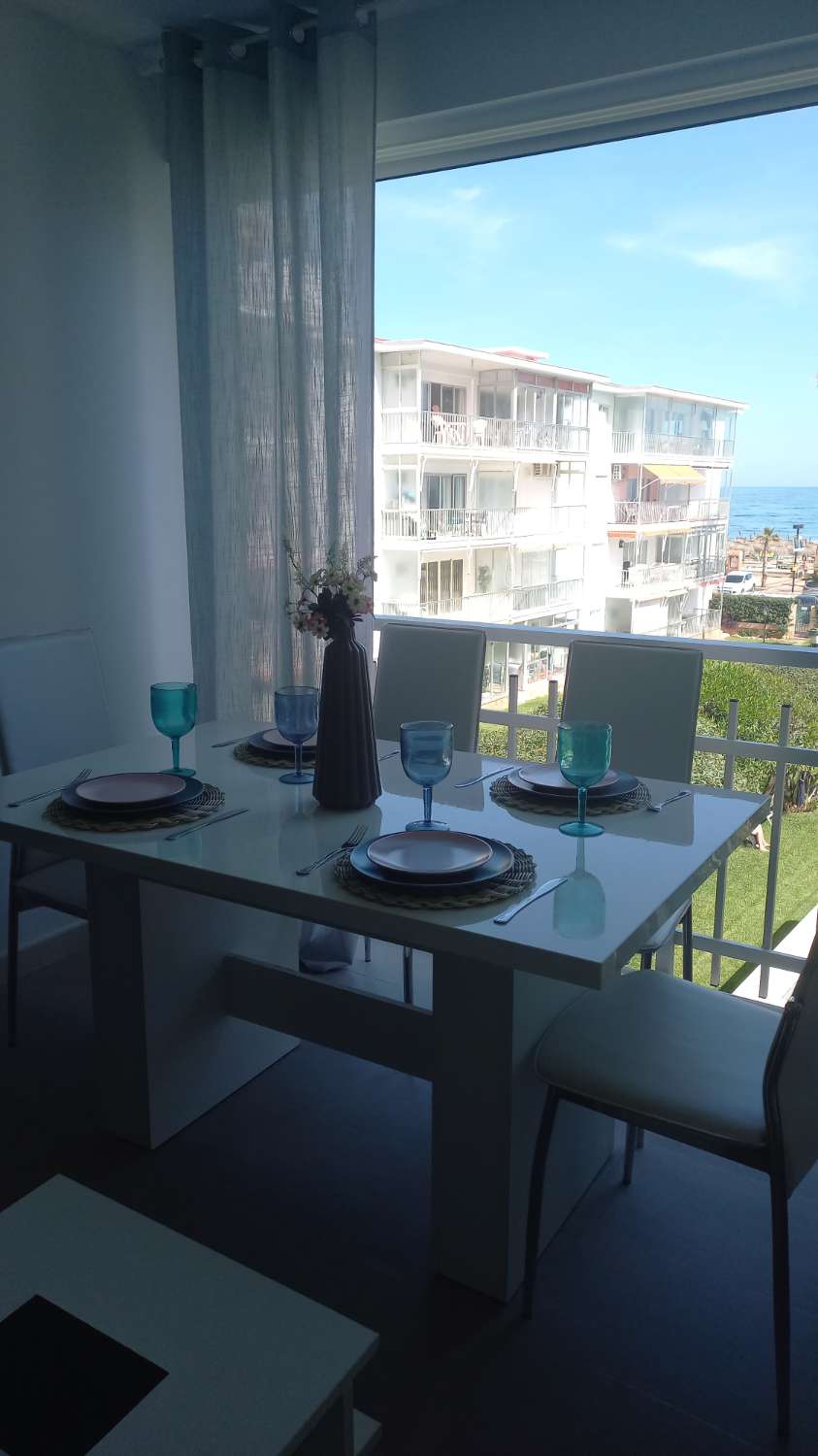 SE ALQUILA DE 1.5.26-23.6.26 BONITO APARTAMENTO CON VISTAS AL MAR EN 1ª LINEA DE PLAYA EN FUENGIROLA