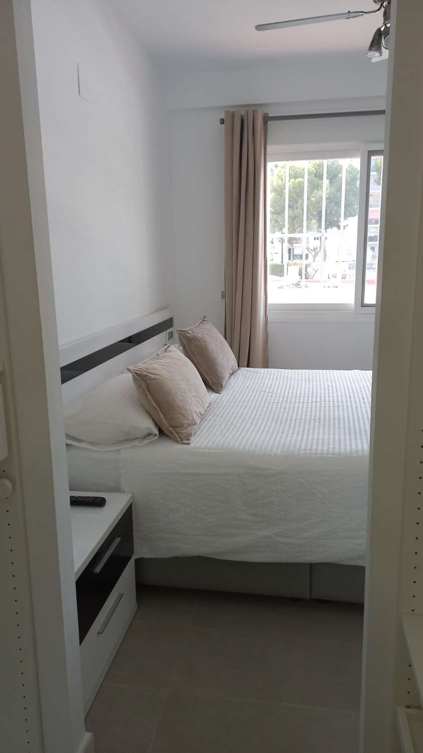 SE ALQUILA DE 1.5.26-23.6.26 BONITO APARTAMENTO CON VISTAS AL MAR EN 1ª LINEA DE PLAYA EN FUENGIROLA