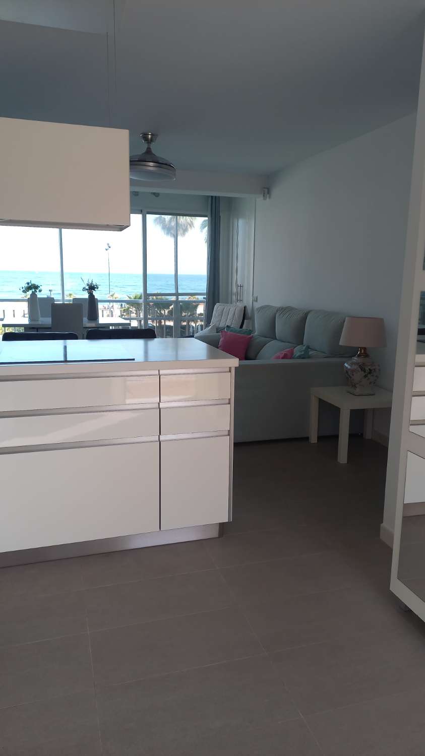 SE ALQUILA DE 1.5.26-23.6.26 BONITO APARTAMENTO CON VISTAS AL MAR EN 1ª LINEA DE PLAYA EN FUENGIROLA