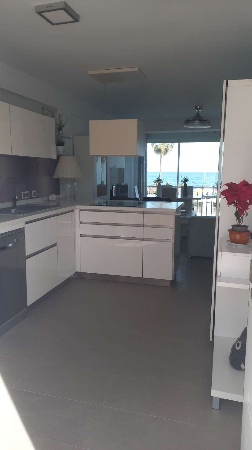 SE ALQUILA DE 1.5.26-23.6.26 BONITO APARTAMENTO CON VISTAS AL MAR EN 1ª LINEA DE PLAYA EN FUENGIROLA