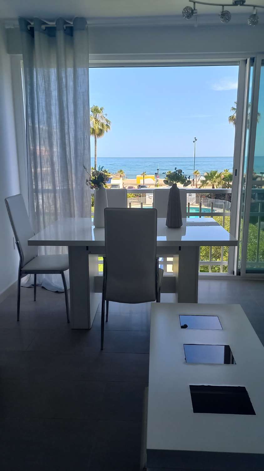 SE ALQUILA DE 1.5.26-23.6.26 BONITO APARTAMENTO CON VISTAS AL MAR EN 1ª LINEA DE PLAYA EN FUENGIROLA