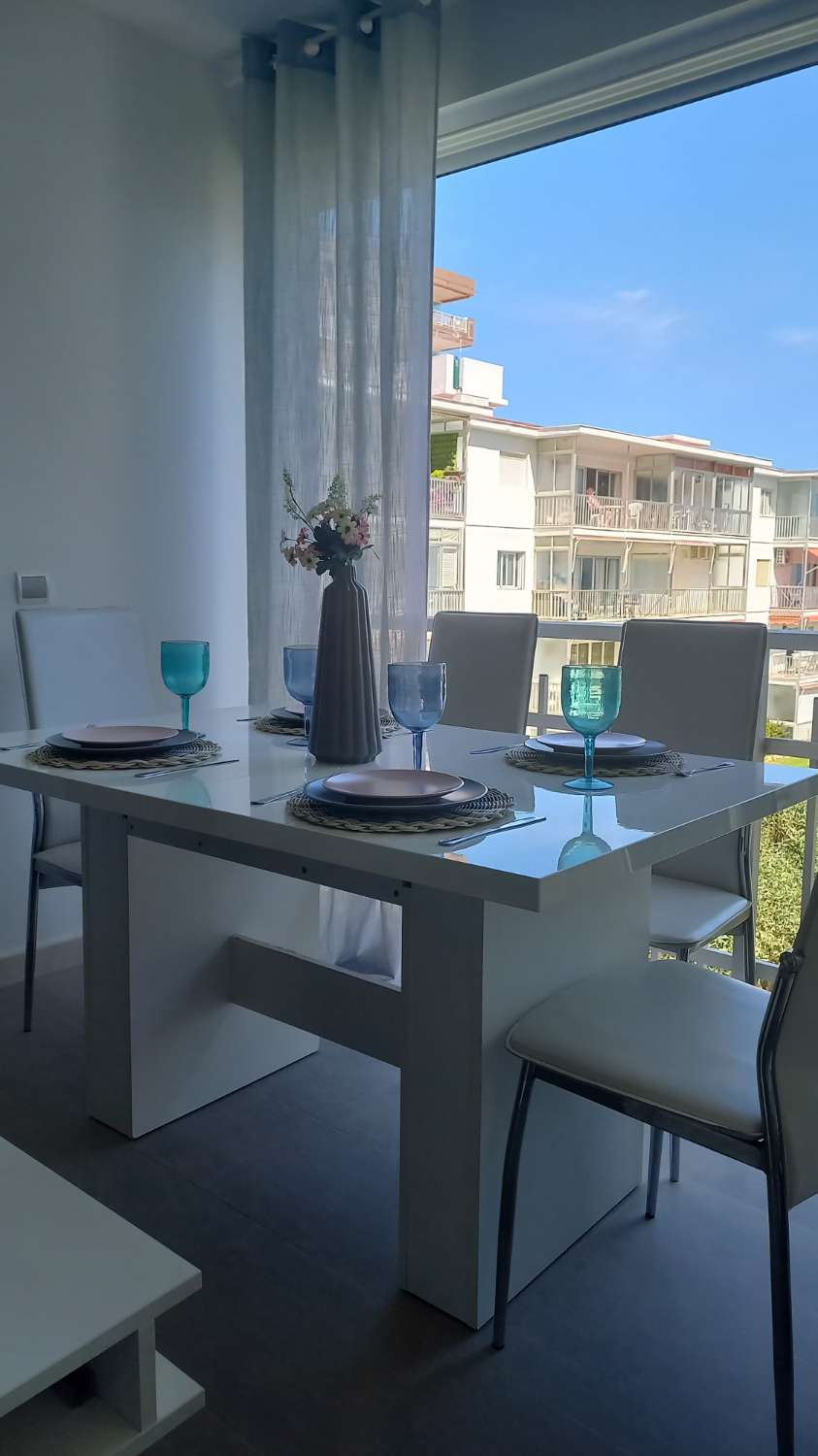 SE ALQUILA DE 1.5.26-23.6.26 BONITO APARTAMENTO CON VISTAS AL MAR EN 1ª LINEA DE PLAYA EN FUENGIROLA