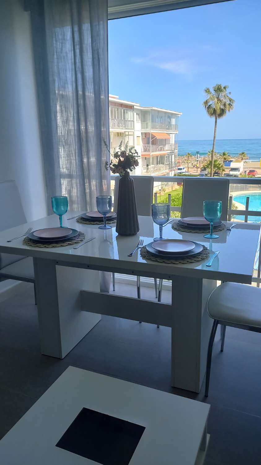 SE ALQUILA DE 1.5.26-23.6.26 BONITO APARTAMENTO CON VISTAS AL MAR EN 1ª LINEA DE PLAYA EN FUENGIROLA