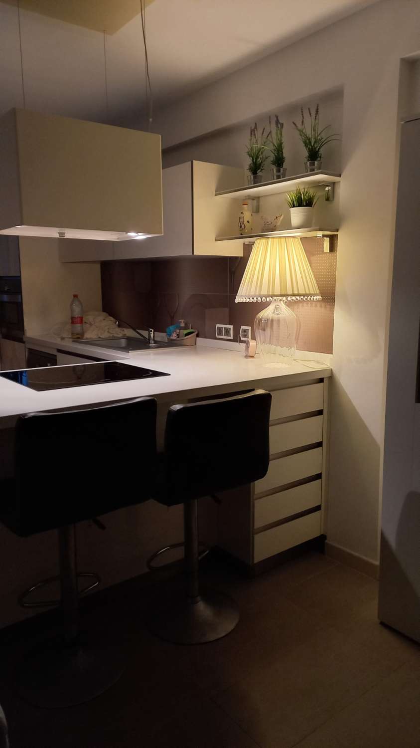 SE ALQUILA DE 1.5.26-23.6.26 BONITO APARTAMENTO CON VISTAS AL MAR EN 1ª LINEA DE PLAYA EN FUENGIROLA