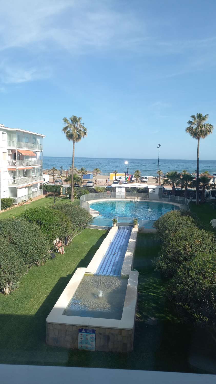 SE ALQUILA DE 1.5.26-23.6.26 BONITO APARTAMENTO CON VISTAS AL MAR EN 1ª LINEA DE PLAYA EN FUENGIROLA