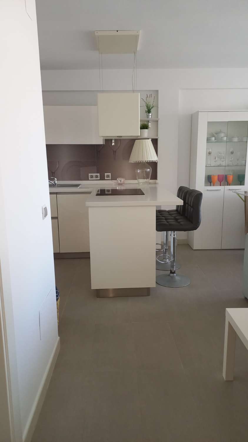 SE ALQUILA DE 1.5.26-23.6.26 BONITO APARTAMENTO CON VISTAS AL MAR EN 1ª LINEA DE PLAYA EN FUENGIROLA