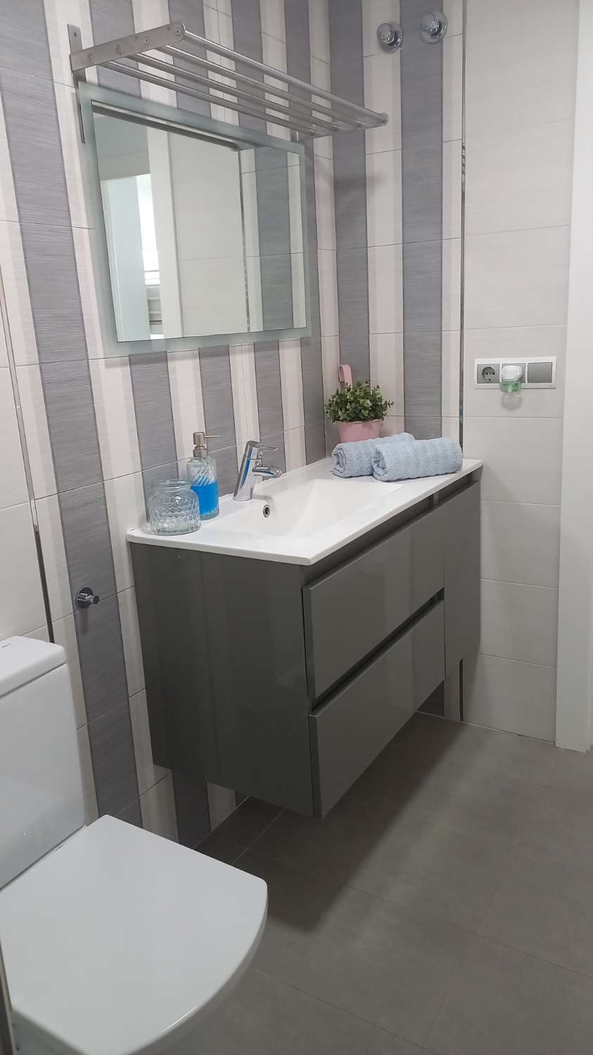 SE ALQUILA DE 1.5.26-23.6.26 BONITO APARTAMENTO CON VISTAS AL MAR EN 1ª LINEA DE PLAYA EN FUENGIROLA