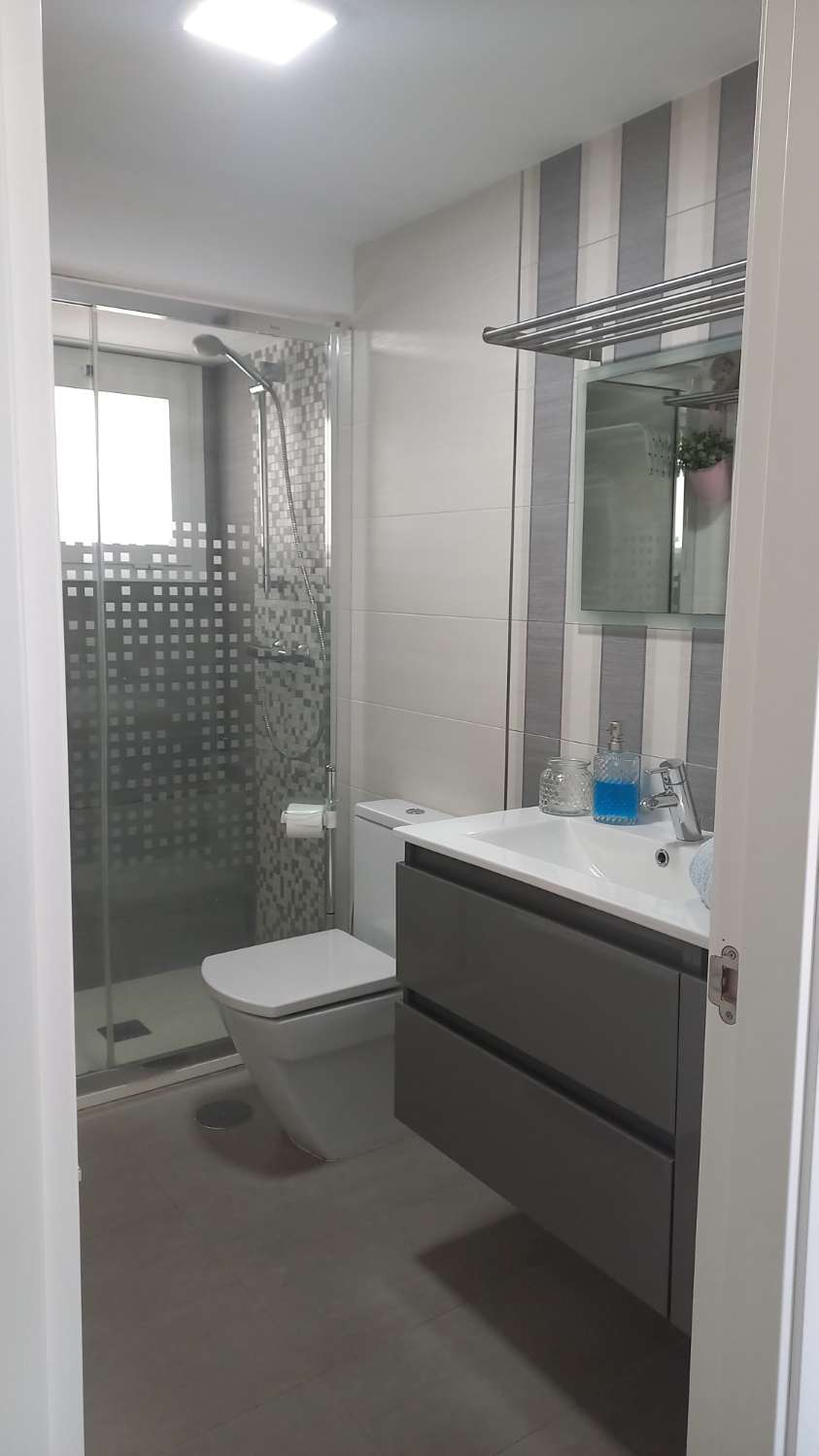 SE ALQUILA DE 1.5.26-23.6.26 BONITO APARTAMENTO CON VISTAS AL MAR EN 1ª LINEA DE PLAYA EN FUENGIROLA