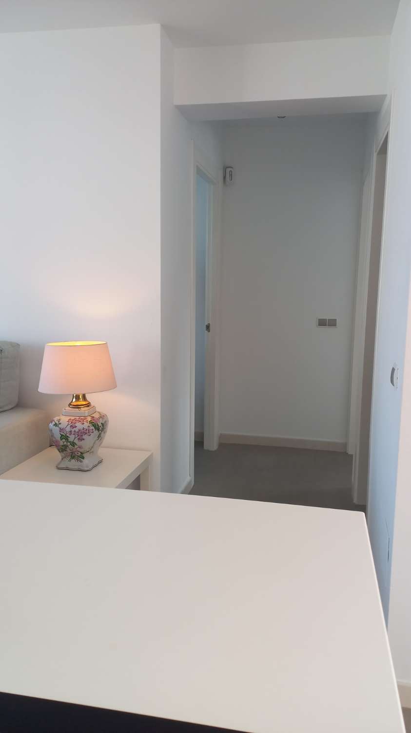 SE ALQUILA DE 1.5.26-23.6.26 BONITO APARTAMENTO CON VISTAS AL MAR EN 1ª LINEA DE PLAYA EN FUENGIROLA