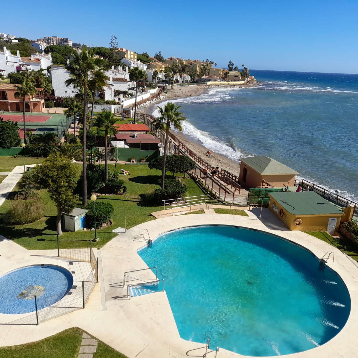 LEJET FRA NU AF I 6 MÅNEDER, EN FORNYBAR SMUK LEJLIGHED PÅ FØRSTE LINJE AF STRANDEN I MIJAS COSTA
