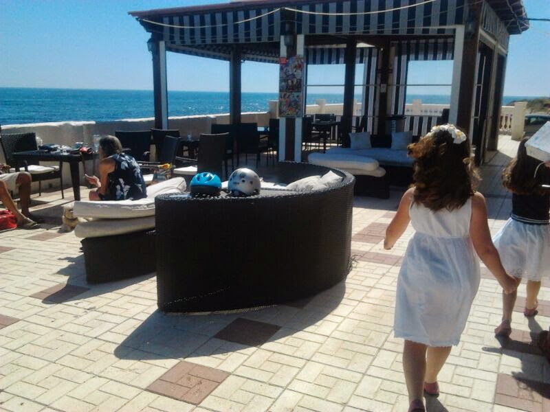 LEJET FRA NU AF I 6 MÅNEDER, EN FORNYBAR SMUK LEJLIGHED PÅ FØRSTE LINJE AF STRANDEN I MIJAS COSTA
