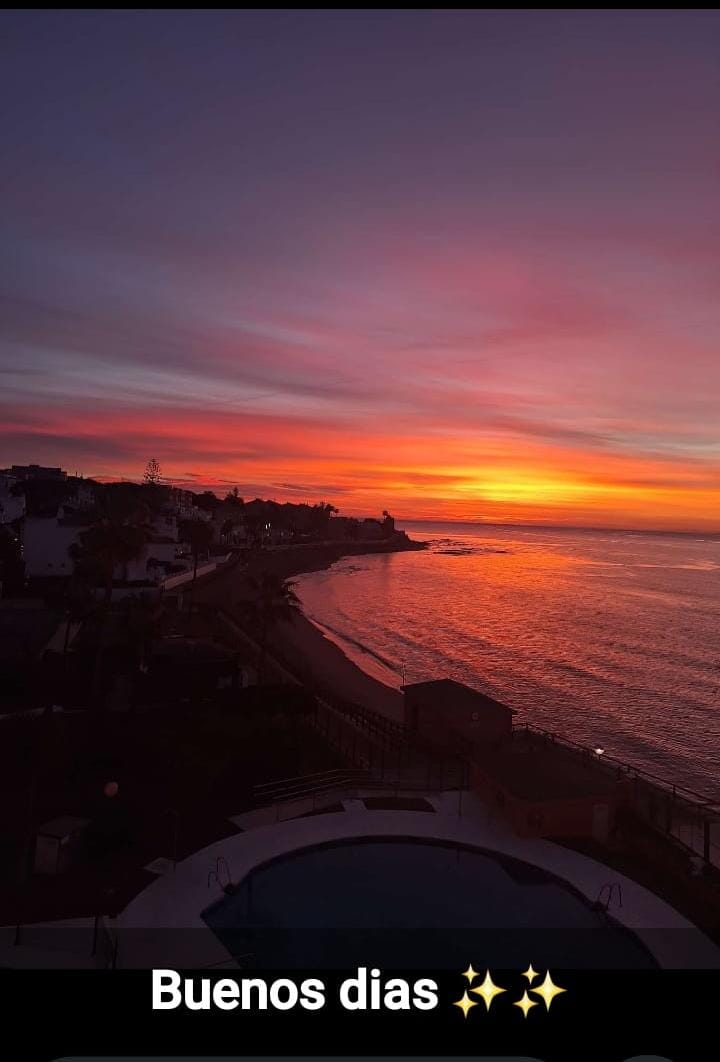 LEJET FRA NU AF I 6 MÅNEDER, EN FORNYBAR SMUK LEJLIGHED PÅ FØRSTE LINJE AF STRANDEN I MIJAS COSTA