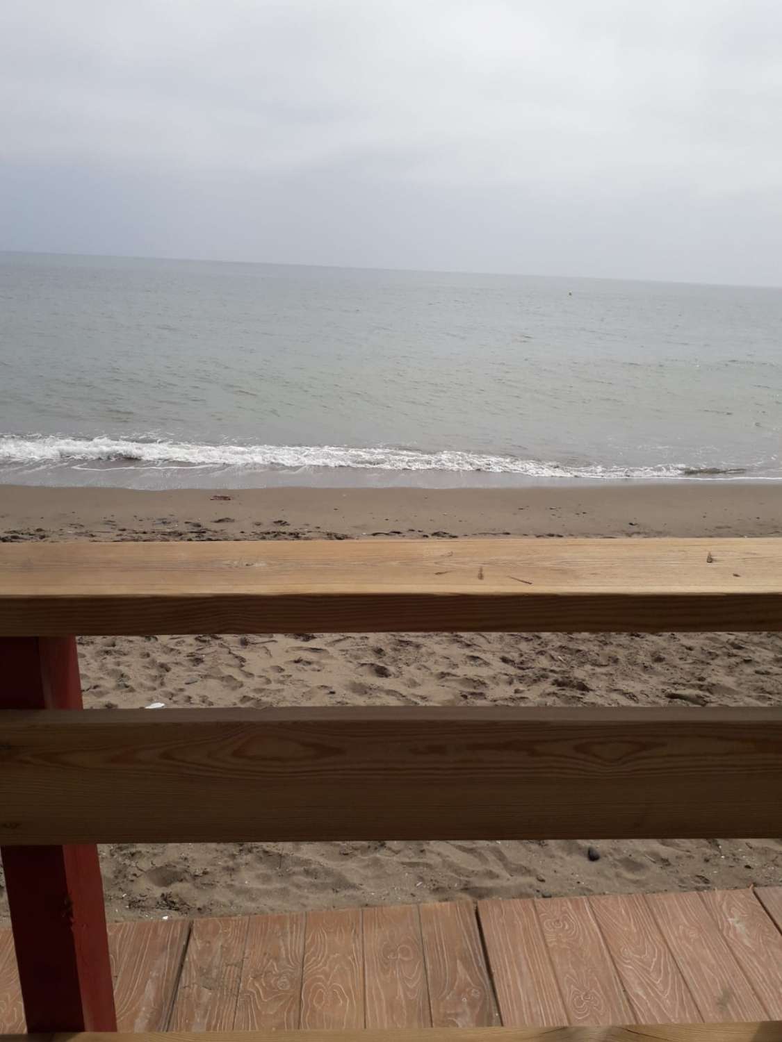 LEJET FRA NU AF I 6 MÅNEDER, EN FORNYBAR SMUK LEJLIGHED PÅ FØRSTE LINJE AF STRANDEN I MIJAS COSTA