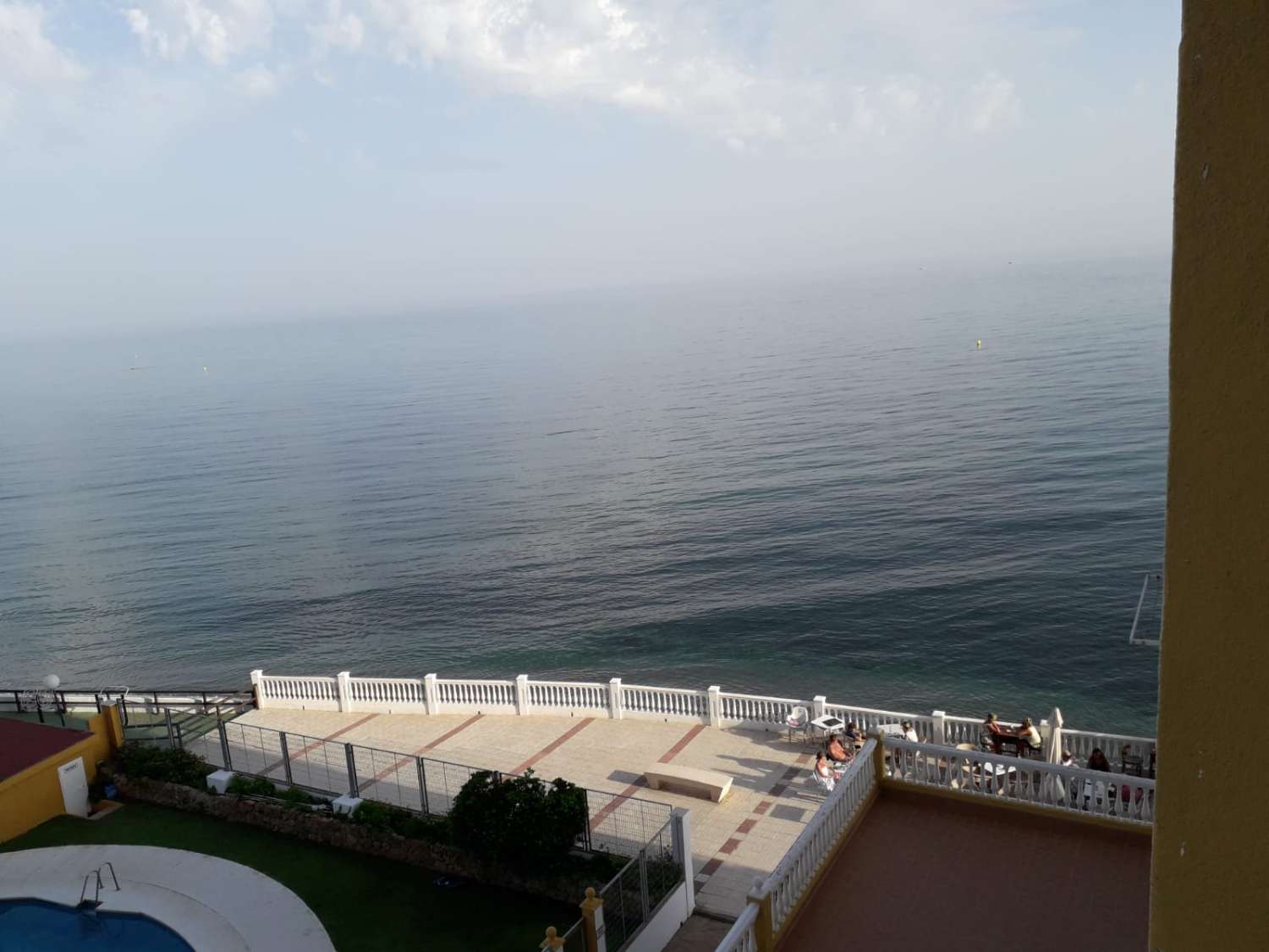LEJET FRA NU AF I 6 MÅNEDER, EN FORNYBAR SMUK LEJLIGHED PÅ FØRSTE LINJE AF STRANDEN I MIJAS COSTA