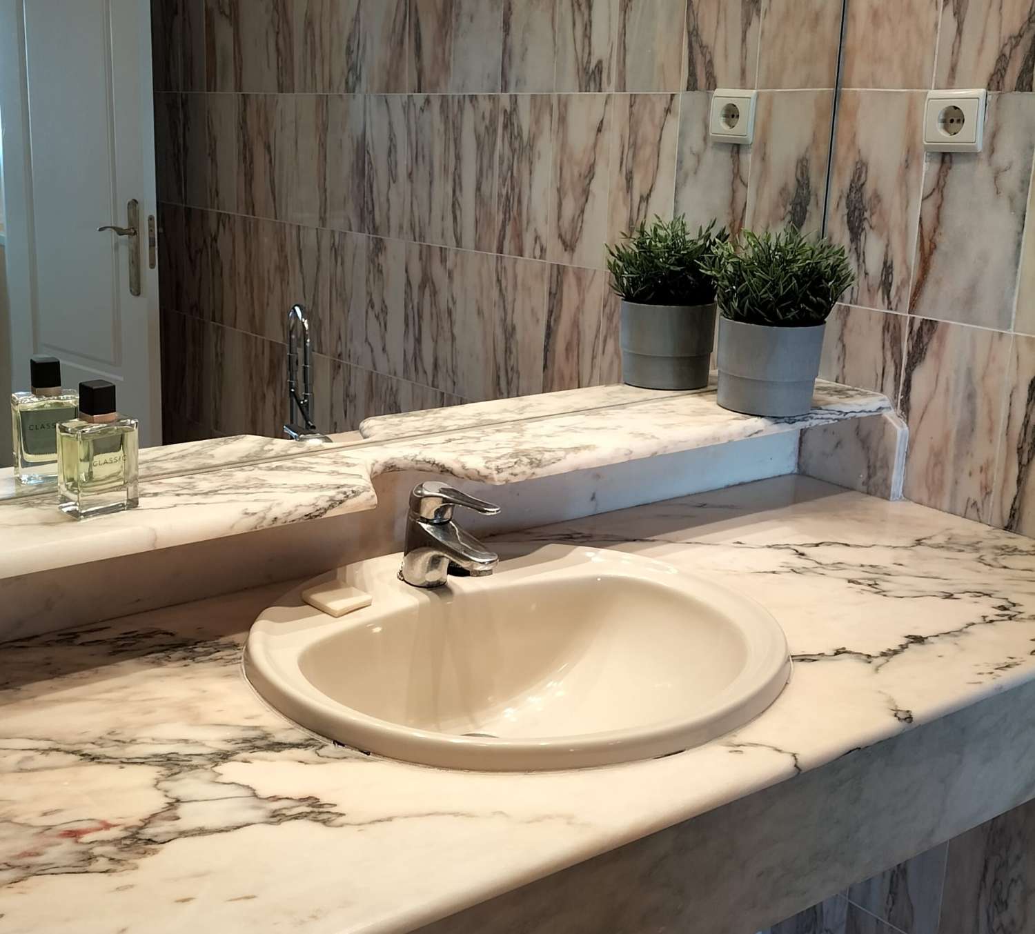 IN AFFITTO DAL 1.4.26 PER UN BELLISSIMO APPARTAMENTO A LUNGO TERMINE CON VISTA SUL MARE SULLA PRIMA LINEA DELLA SPIAGGIA A BENALMADENA