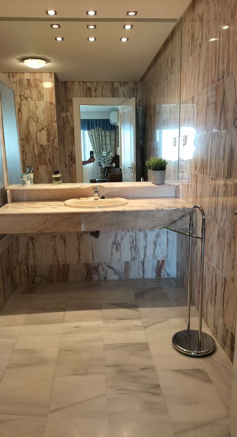 IN AFFITTO DAL 1.4.26 PER UN BELLISSIMO APPARTAMENTO A LUNGO TERMINE CON VISTA SUL MARE SULLA PRIMA LINEA DELLA SPIAGGIA A BENALMADENA