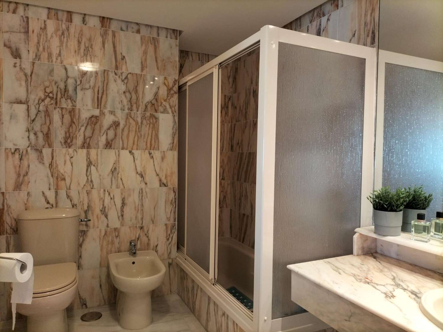 IN AFFITTO DAL 1.4.26 PER UN BELLISSIMO APPARTAMENTO A LUNGO TERMINE CON VISTA SUL MARE SULLA PRIMA LINEA DELLA SPIAGGIA A BENALMADENA