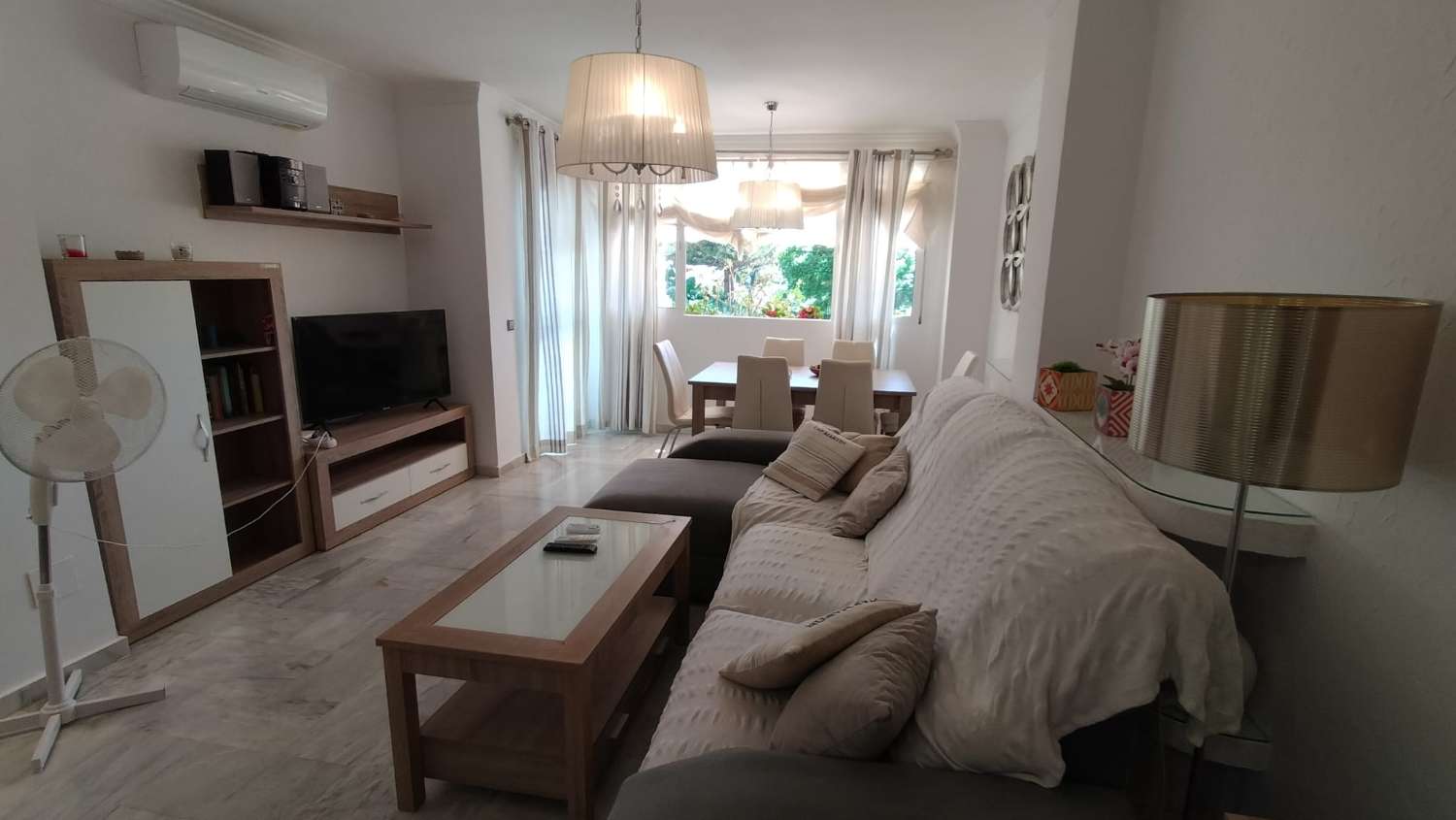 ELLE EST LOUÉE À LONG TERME À PARTIR DU 1.9.26 PAR UNE BELLE VILLA JUMELÉE À BENALMÁDENA, TORREQUEBRADA.