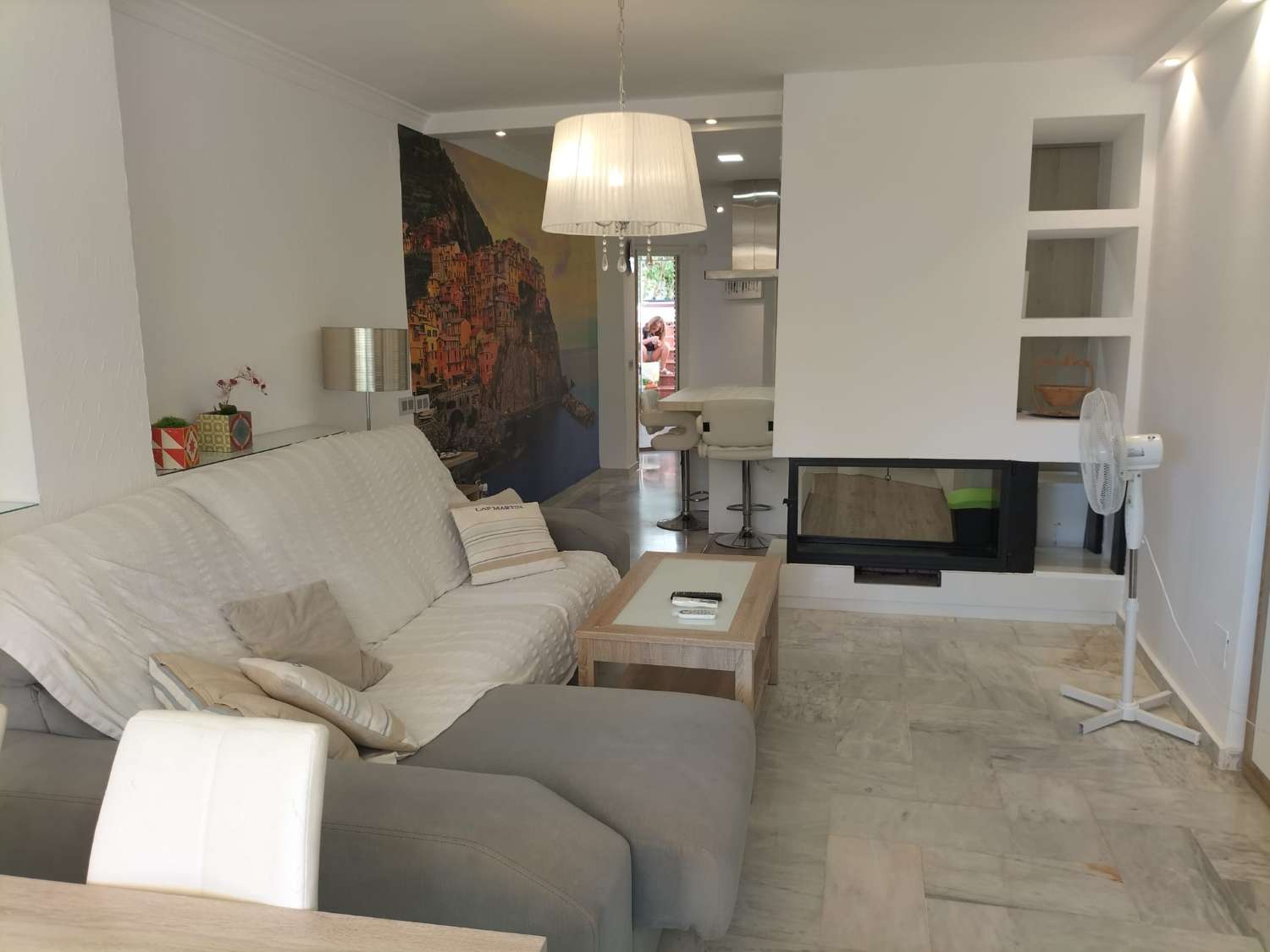 ELLE EST LOUÉE À LONG TERME À PARTIR DU 1.9.26 PAR UNE BELLE VILLA JUMELÉE À BENALMÁDENA, TORREQUEBRADA.