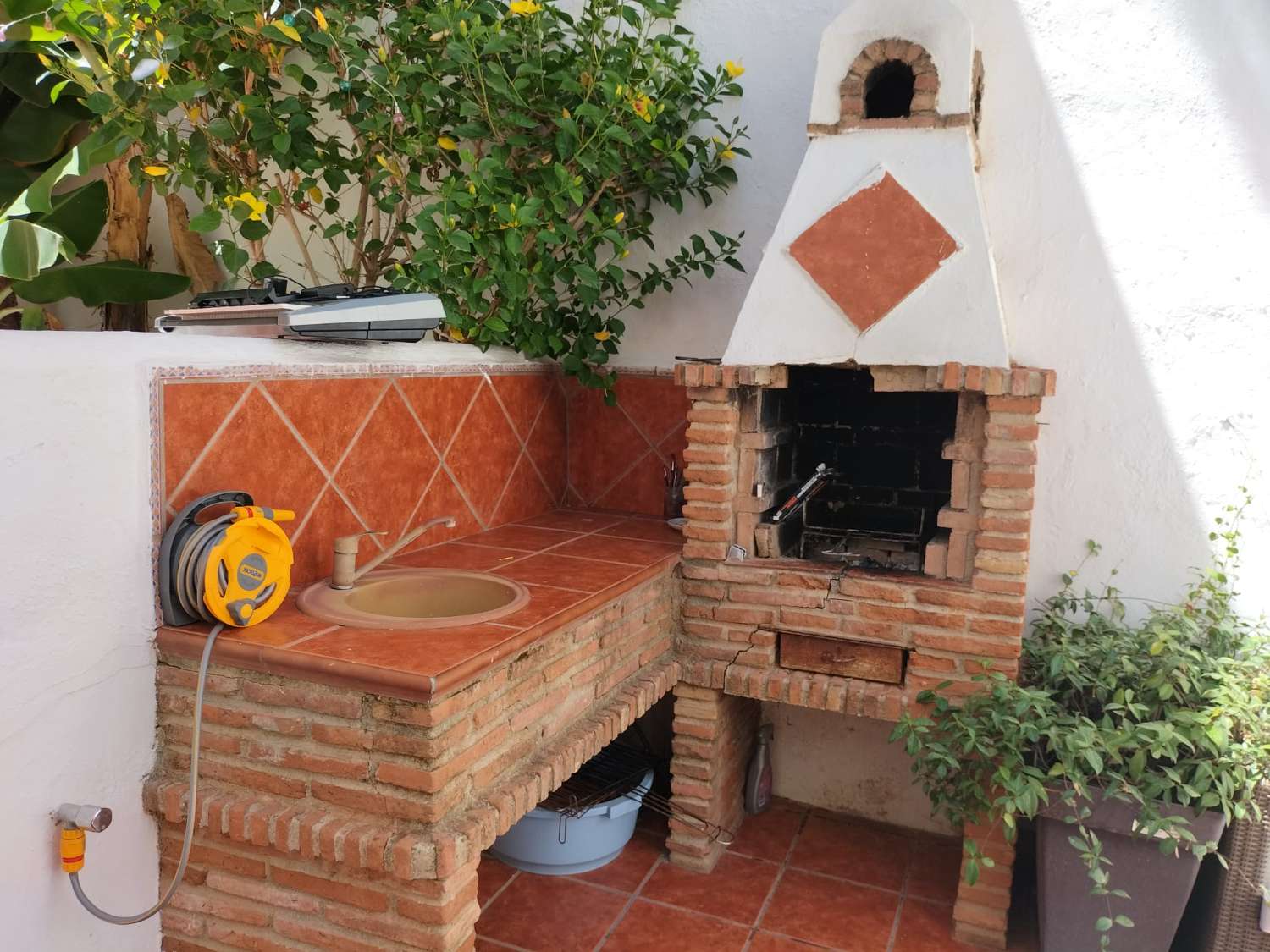 ELLE EST LOUÉE À LONG TERME À PARTIR DU 1.9.26 PAR UNE BELLE VILLA JUMELÉE À BENALMÁDENA, TORREQUEBRADA.