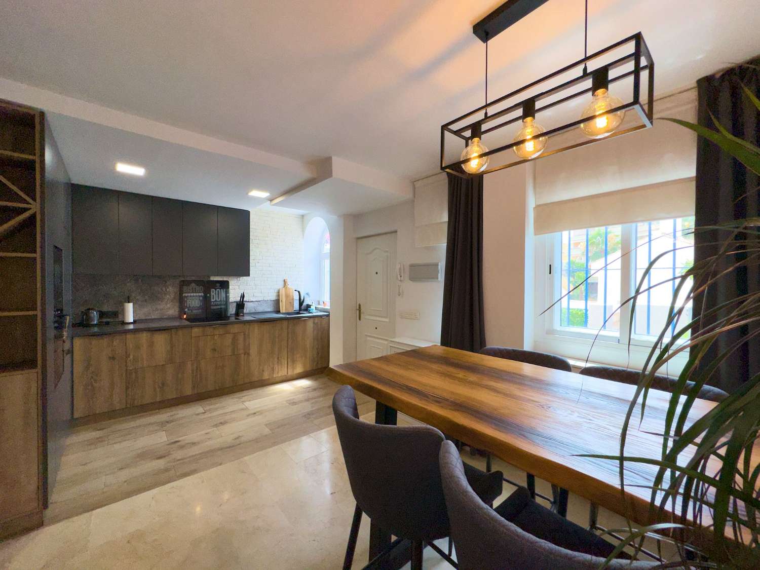 TIL LEIE TIL 30.6.26 OG FRA 01.09.2026 TIL 30.06.2027 FIN DUPLEX NÆR STRANDEN I BENALMADENA