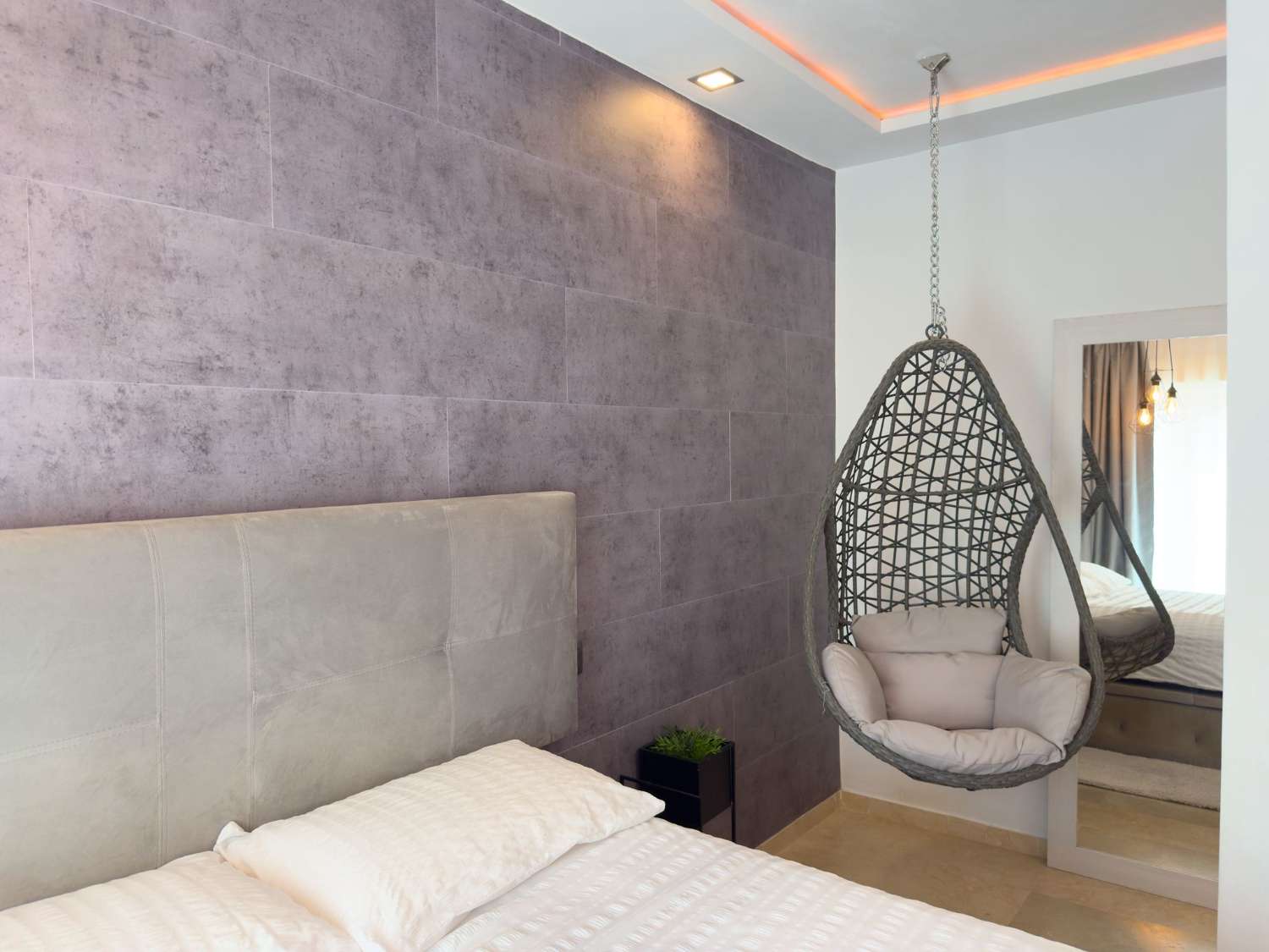 TIL LEIE TIL 30.6.26 OG FRA 01.09.2026 TIL 30.06.2027 FIN DUPLEX NÆR STRANDEN I BENALMADENA