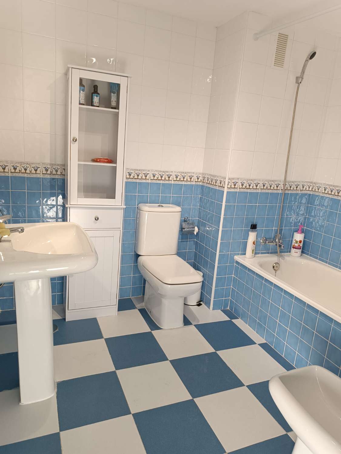 UTLEIE FRA 16.4.26 - 30.6.26 OG FRA 1.10.26-15.6-27 VAKKER LEILIGHET MED HAVUTSIKT I MARBELLA HAR 74 M2 BYGGET + 20 METER D