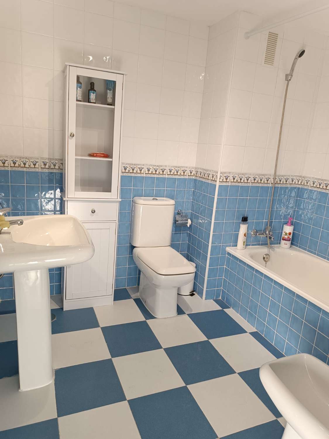 UTLEIE FRA 16.4.26 - 30.6.26 OG FRA 1.10.26-15.6-27 VAKKER LEILIGHET MED HAVUTSIKT I MARBELLA HAR 74 M2 BYGGET + 20 METER D