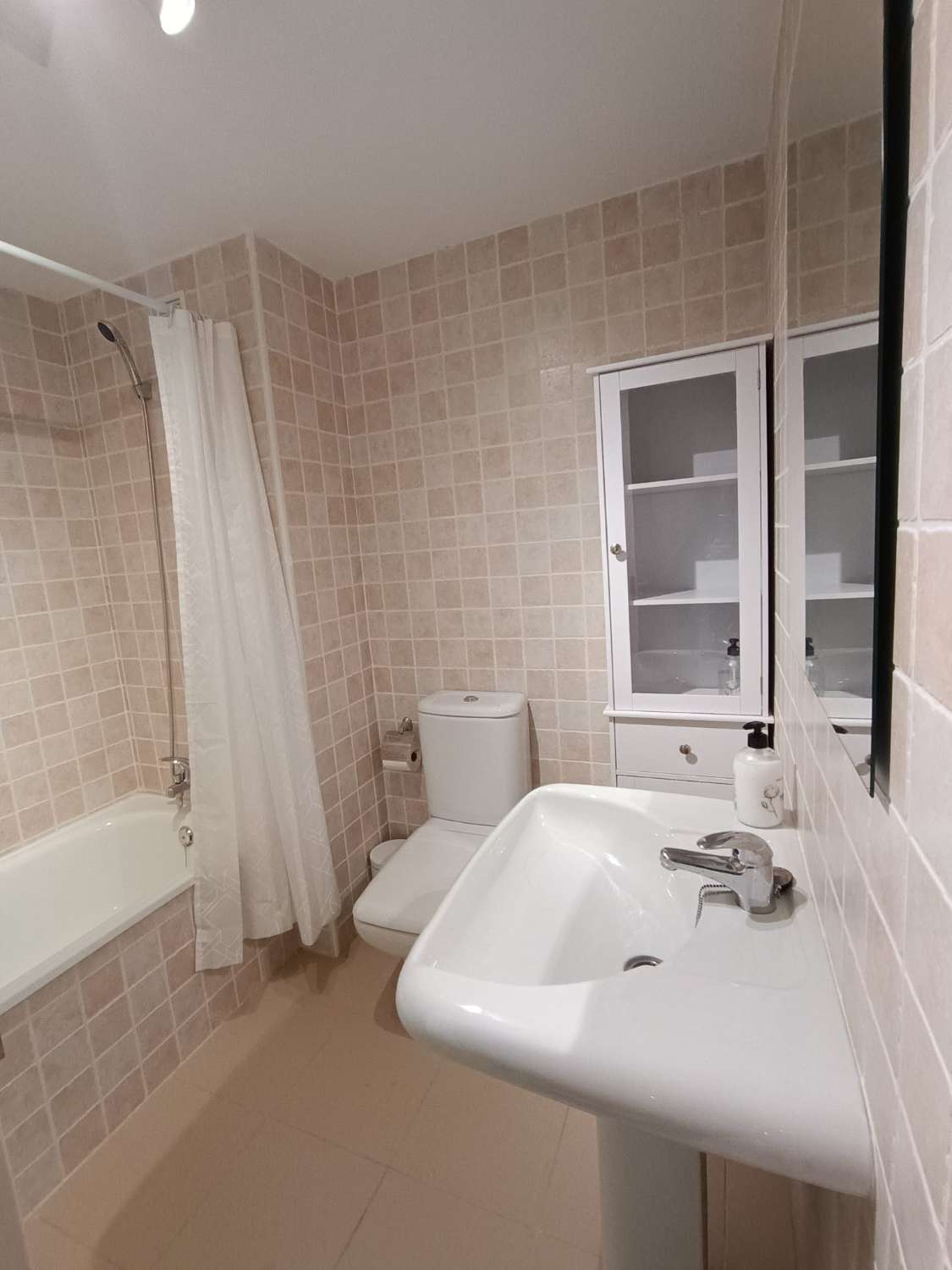 UTLEIE FRA 16.4.26 - 30.6.26 OG FRA 1.10.26-15.6-27 VAKKER LEILIGHET MED HAVUTSIKT I MARBELLA HAR 74 M2 BYGGET + 20 METER D