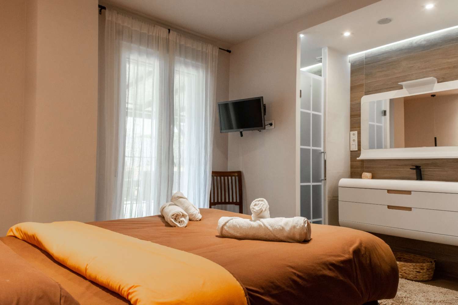 TIL LEIE FRA 01.09.2026 TIL 30.06.2027 PRAKTFULL LEILIGHET PÅ 1ST LINE BENALMADENA BEACH