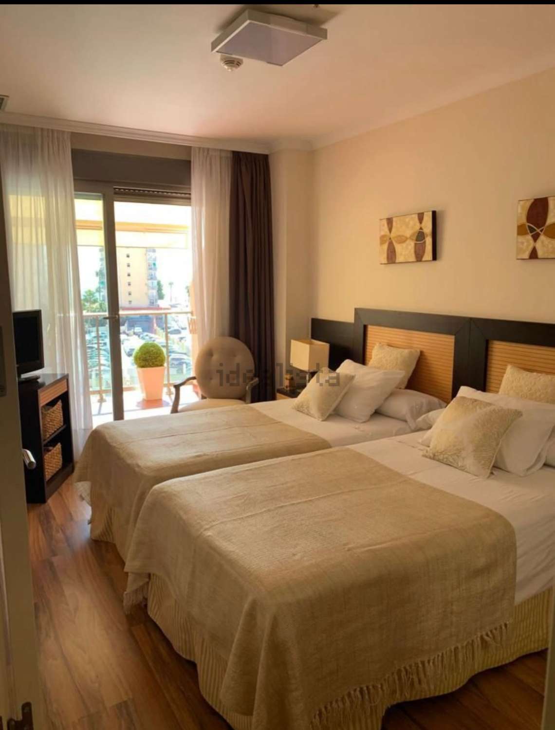 TIL LEIE FRA 02.04.26.-30.6.26 OG FRA 01.09.2026 TIL 30.06.2027 VAKKER LEILIGHET MED HAVUTSIKT 200 METER FRA STRANDEN I BENALMADENA