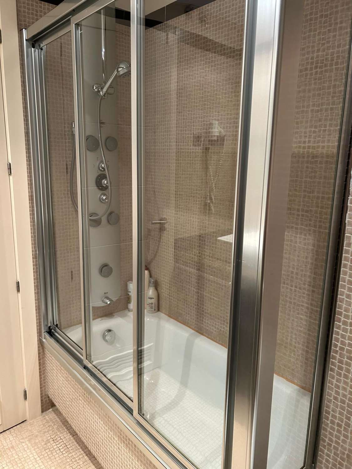 LEID FRA 17.03.2026 - 30.06.2026 OG FRA 1.10.26-20.12.26 OG FRA 16.1.27-30.6.27 VAKKER LEILIGHET MED HAVUTSIKT I BENALMADENA COSTA