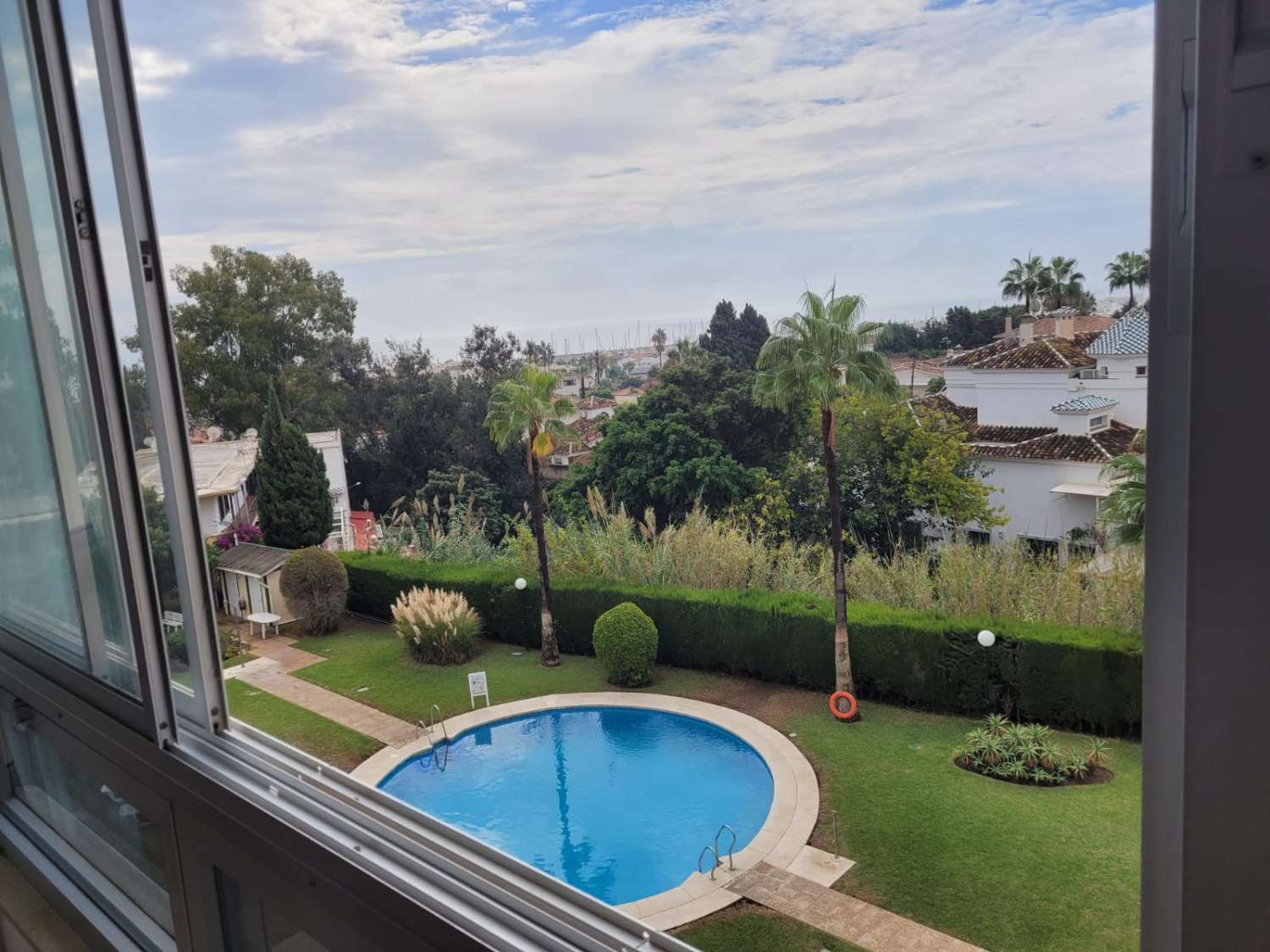 Se alquila desde 01.04.26 - 30.6.26 y desde 01/09/26-30/06/27bonito apartamento con vistas al mar en La Carihuela ( Torremolinos)