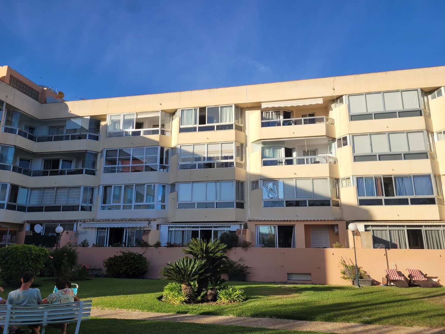 Se alquila desde 01.04.26 - 30.6.26 y desde 01/09/26-30/06/27bonito apartamento con vistas al mar en La Carihuela ( Torremolinos)
