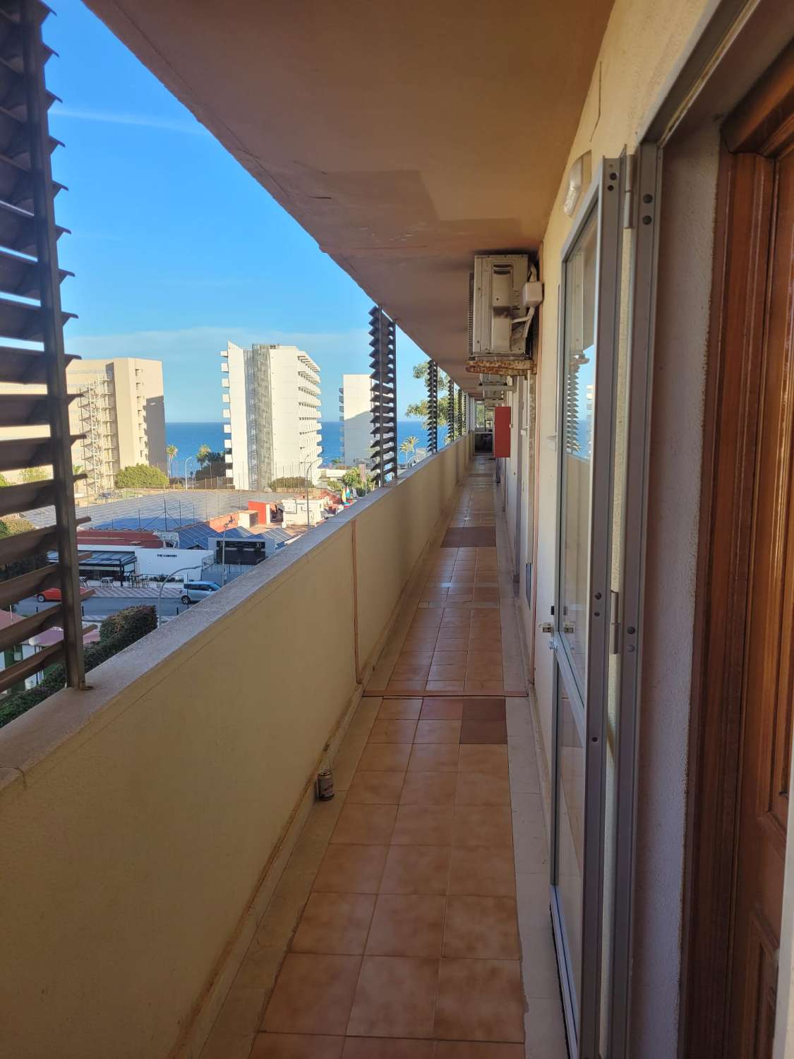 Se alquila desde 01.04.26 - 30.6.26 y desde 01/09/26-30/06/27bonito apartamento con vistas al mar en La Carihuela ( Torremolinos)