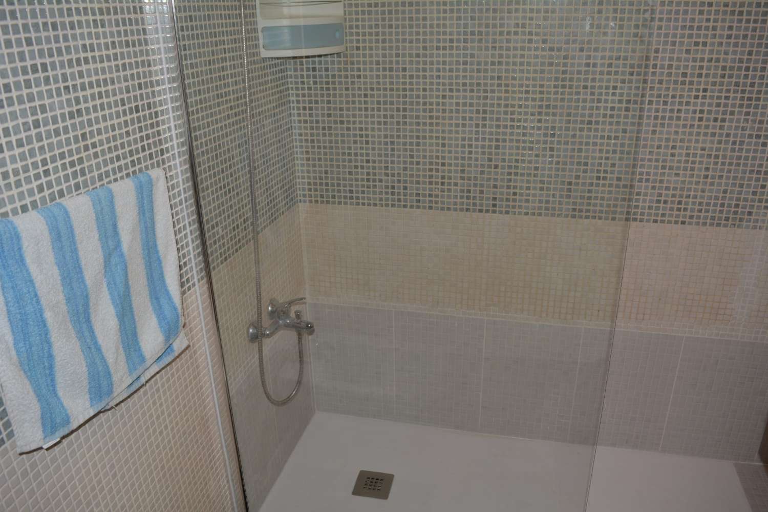 Se alquila desde 01/9/2026 - 30/6/2027 bonito apartamento en 2ª línea de playa en Benalmádena