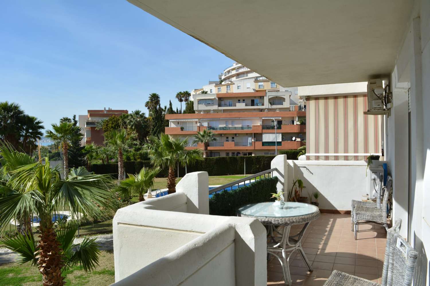 Se alquila desde 01/9/2026 - 30/6/2027 bonito apartamento en 2ª línea de playa en Benalmádena