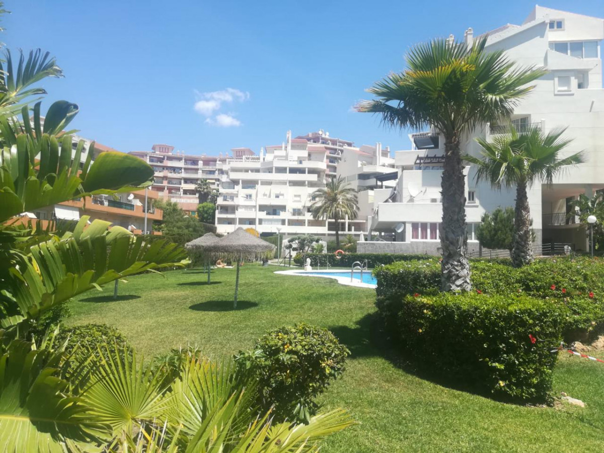 Se alquila desde 01/9/2026 - 30/6/2027 bonito apartamento en 2ª línea de playa en Benalmádena
