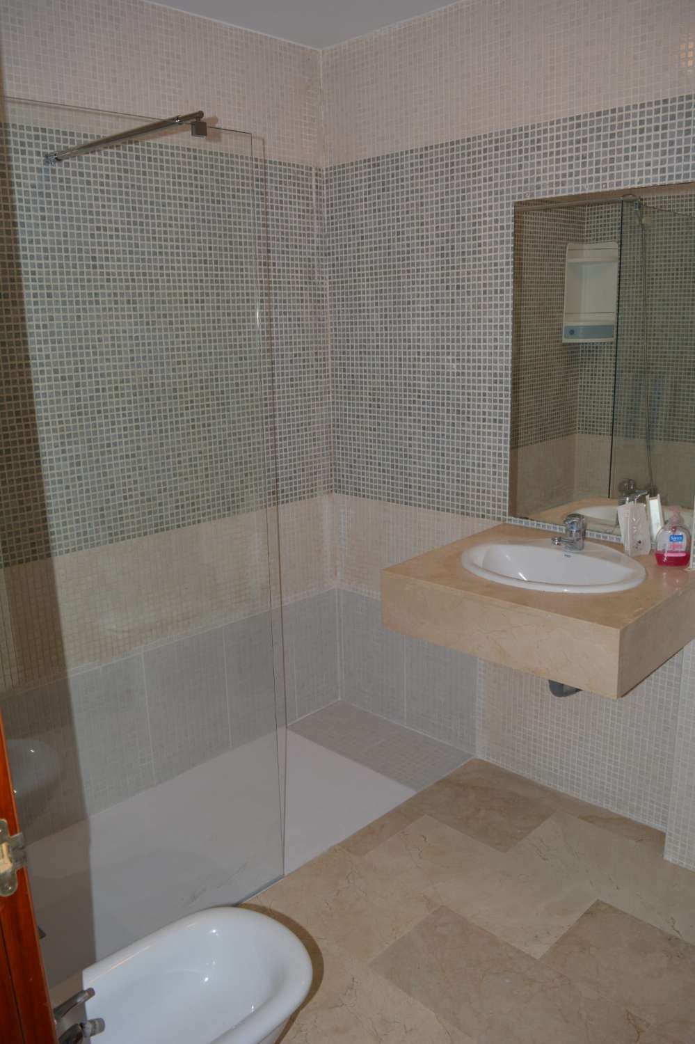 Se alquila desde 01/9/2026 - 30/6/2027 bonito apartamento en 2ª línea de playa en Benalmádena