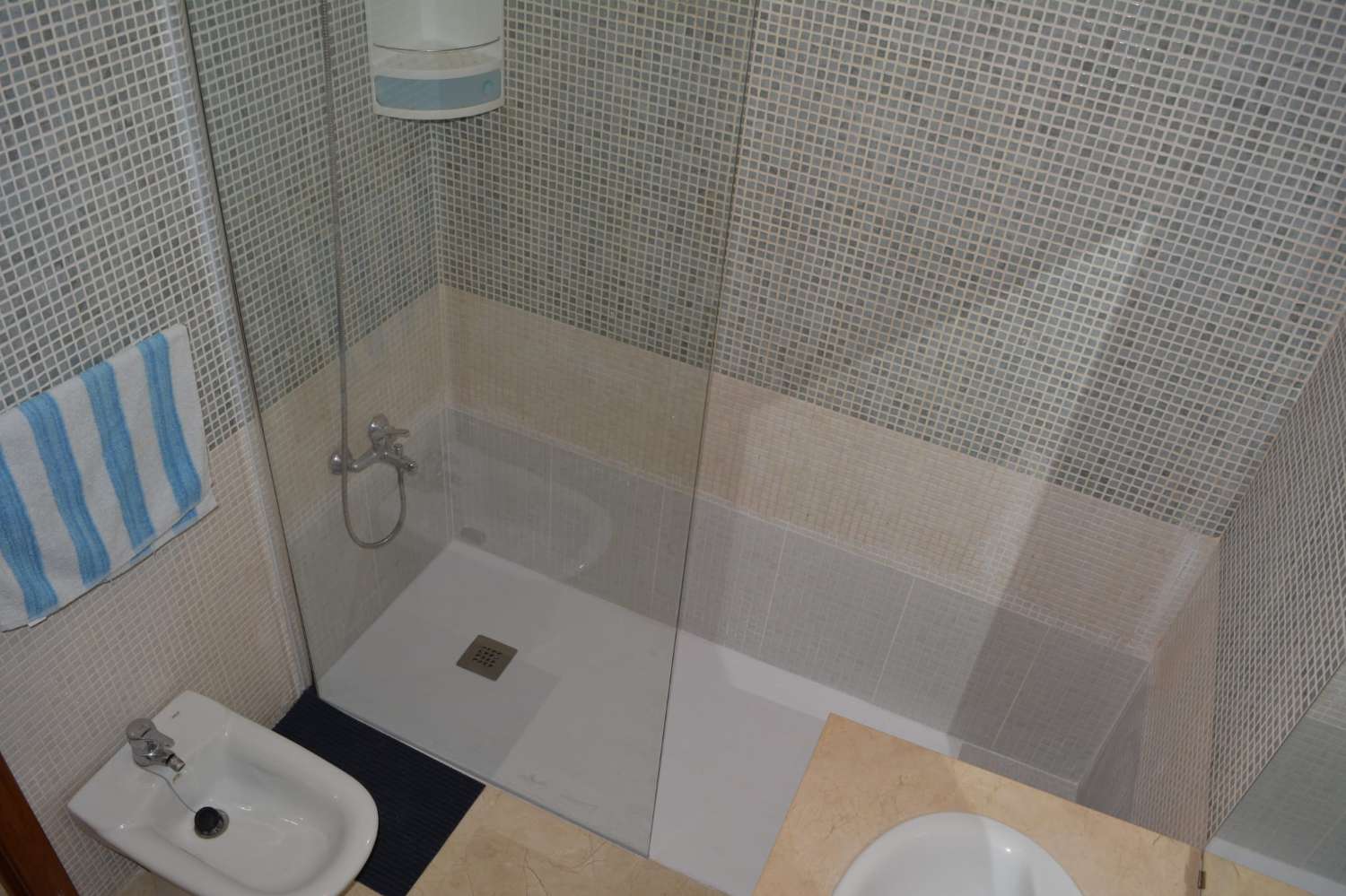 Se alquila desde 01/9/2026 - 30/6/2027 bonito apartamento en 2ª línea de playa en Benalmádena