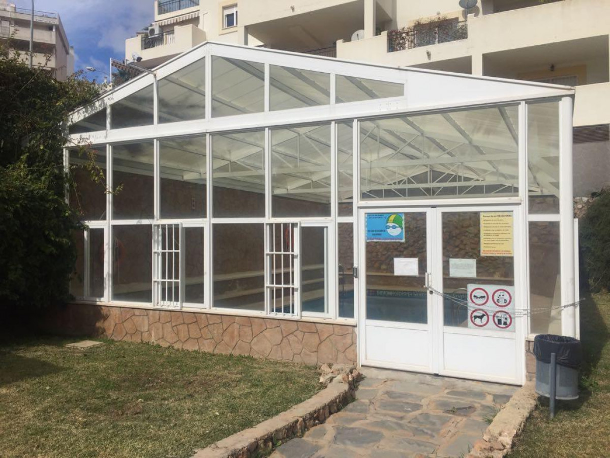 Se alquila desde 01/9/2026 - 30/6/2027 bonito apartamento en 2ª línea de playa en Benalmádena