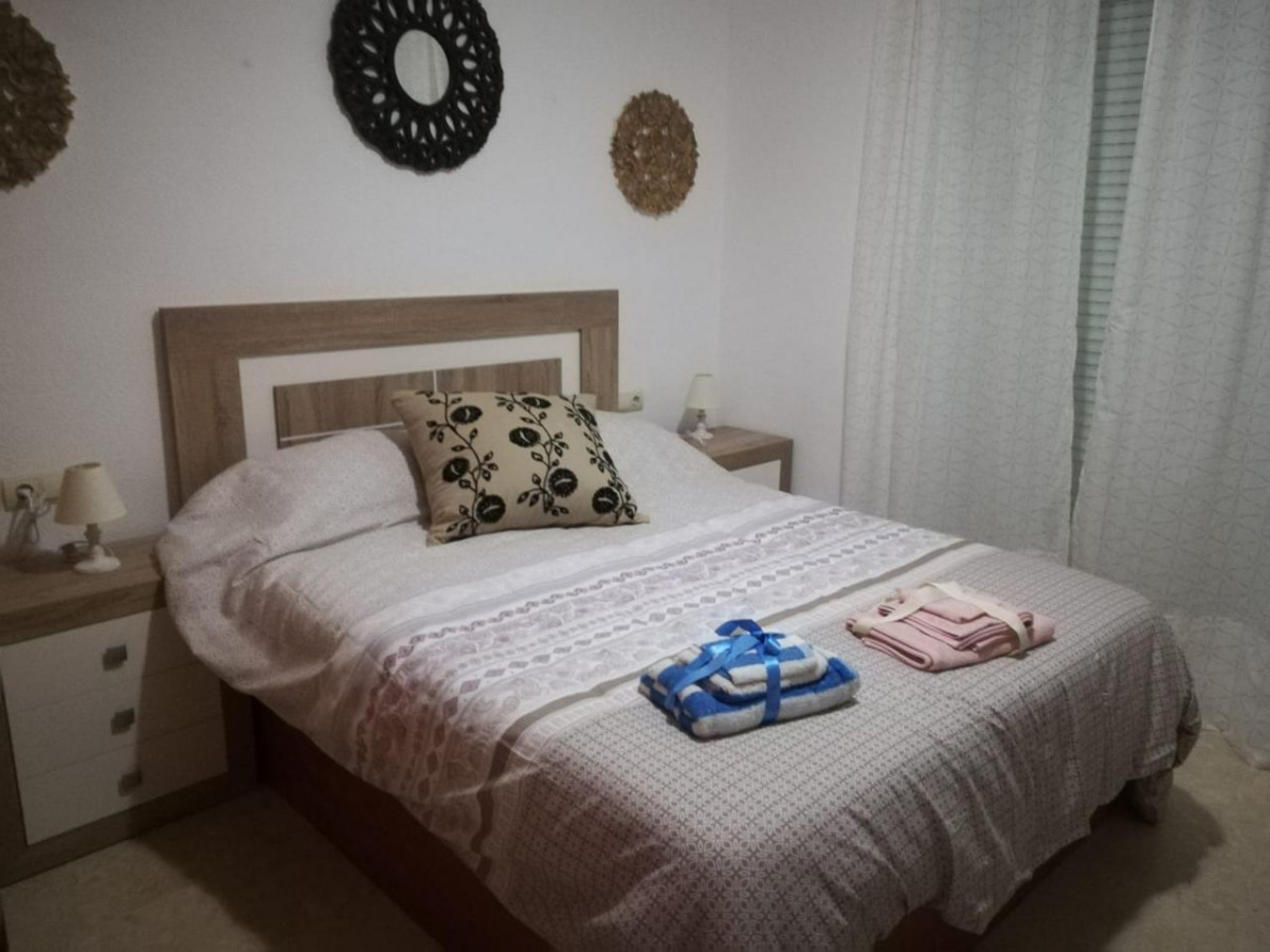 Se alquila desde 01/9/2026 - 30/6/2027 bonito apartamento en 2ª línea de playa en Benalmádena