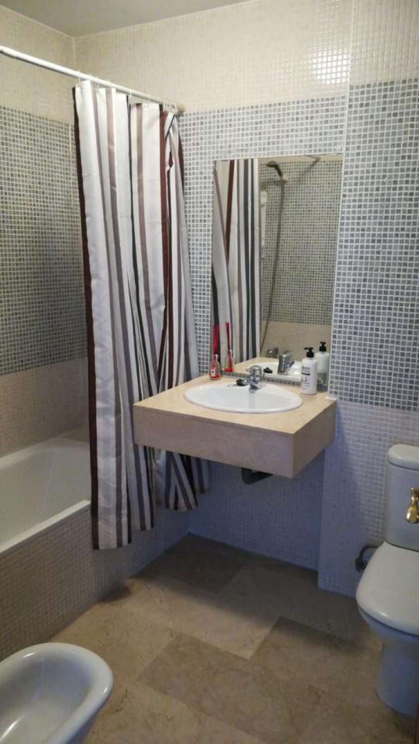 Se alquila desde 01/9/2026 - 30/6/2027 bonito apartamento en 2ª línea de playa en Benalmádena